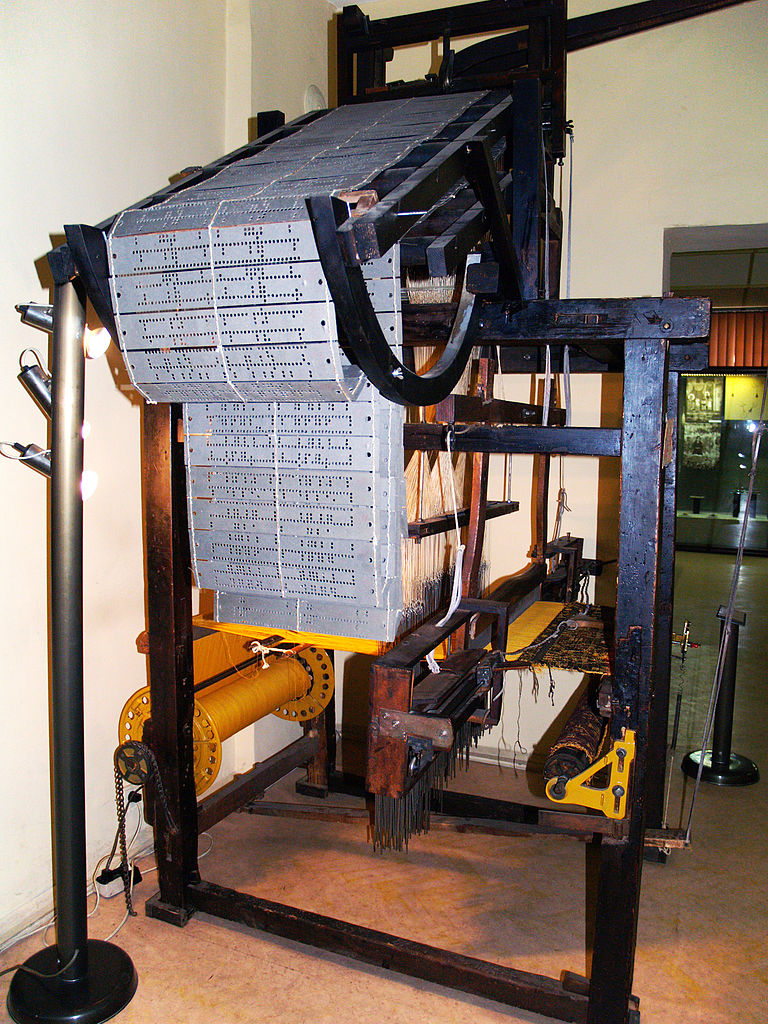 Tear de Jacquard com cartões perfurados — precursor da computação