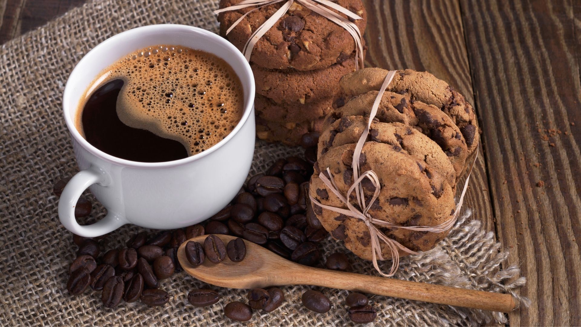 Xícara de café ao lado de cookies