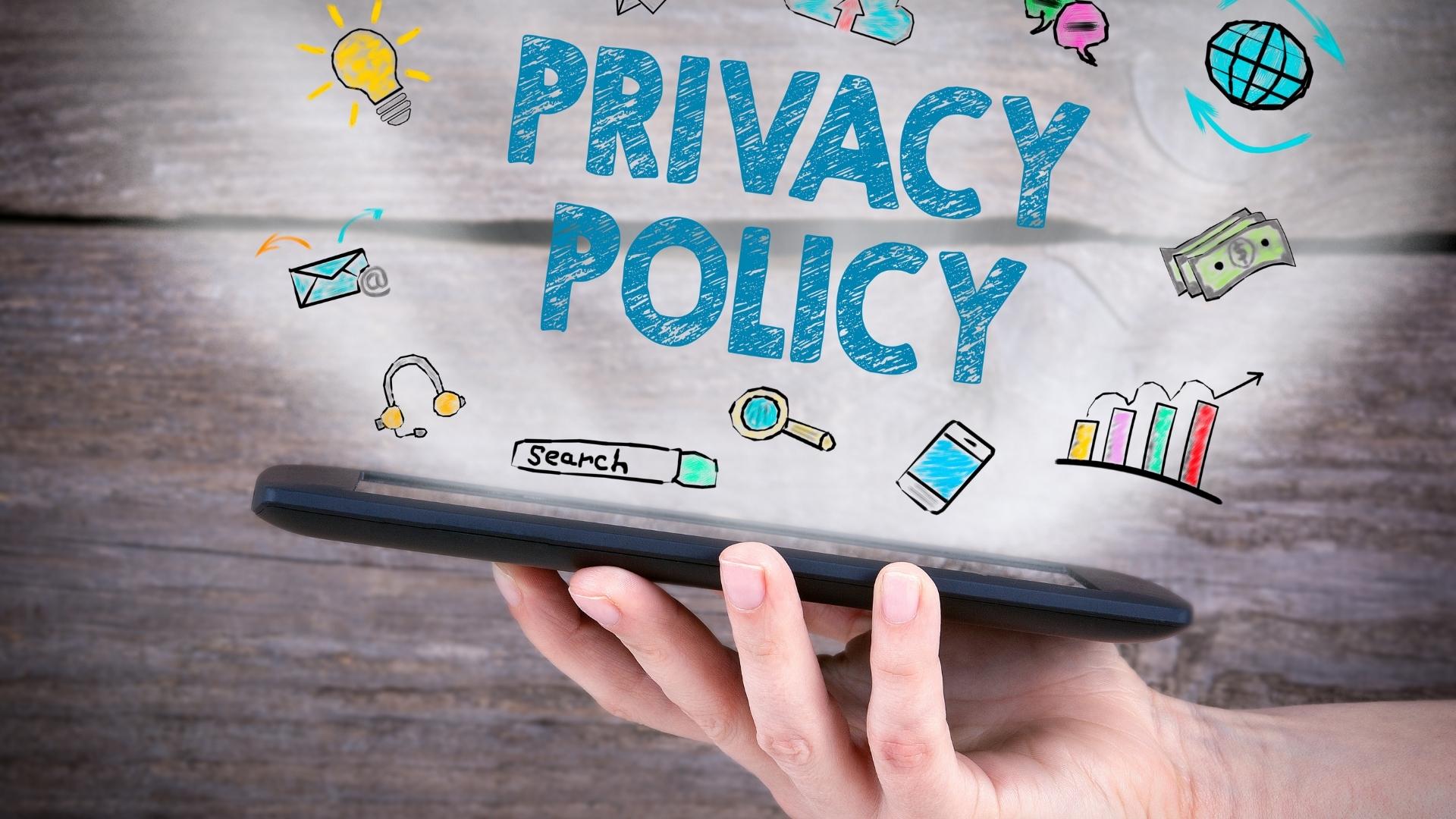 Mão segurando tablet com a expressão Privacy Policy